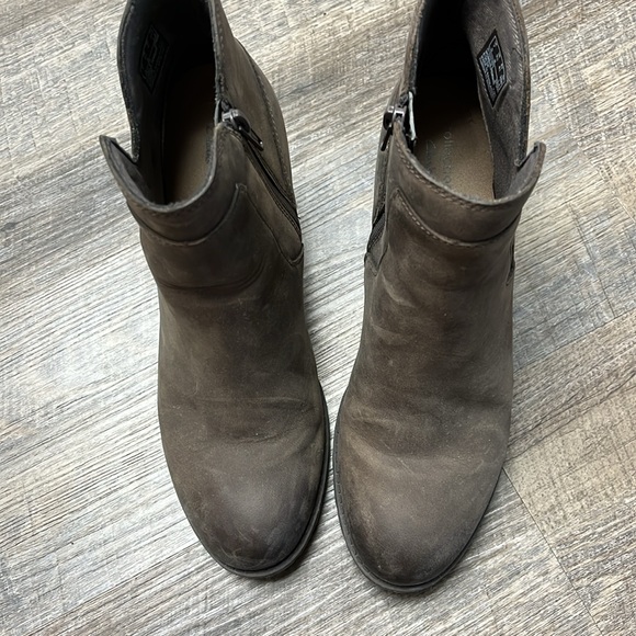 GUC Clarks ankle booties - Picture 4 of 5